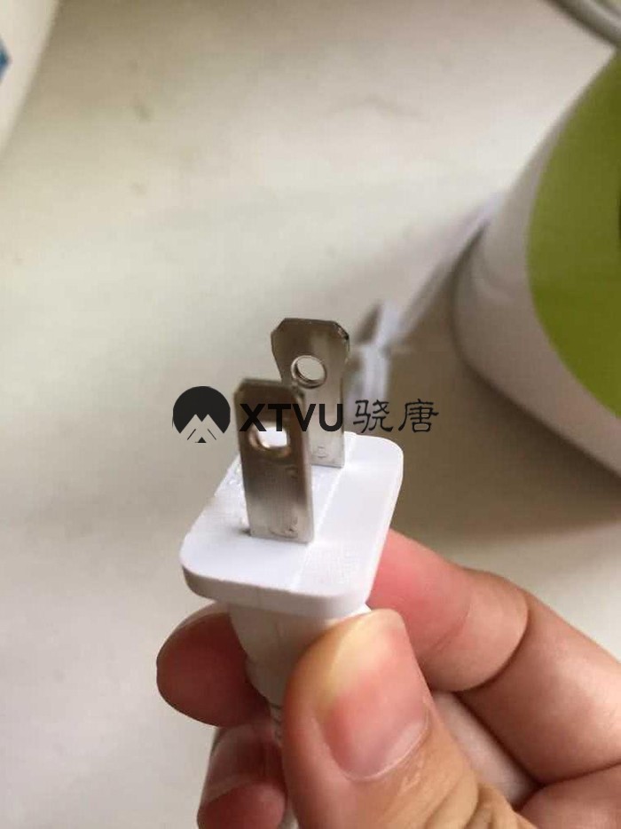 美国连插头都这么人性化！左右插片一大一小，孔洞设计防止松脱